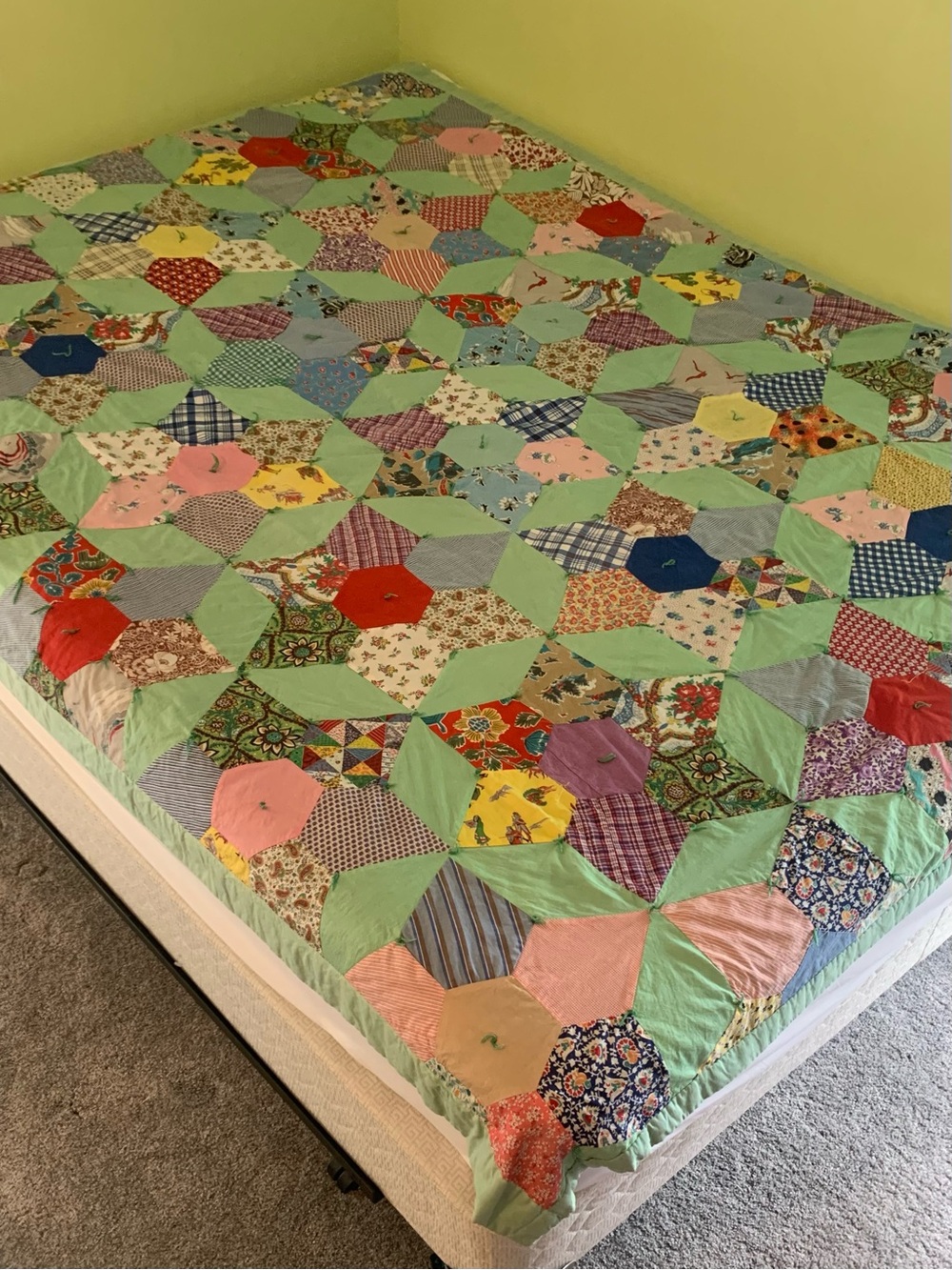 Vintage Hand Pieced Grandmother’s Flower Garden Quilt 84x62 Hexagon Star Knotted